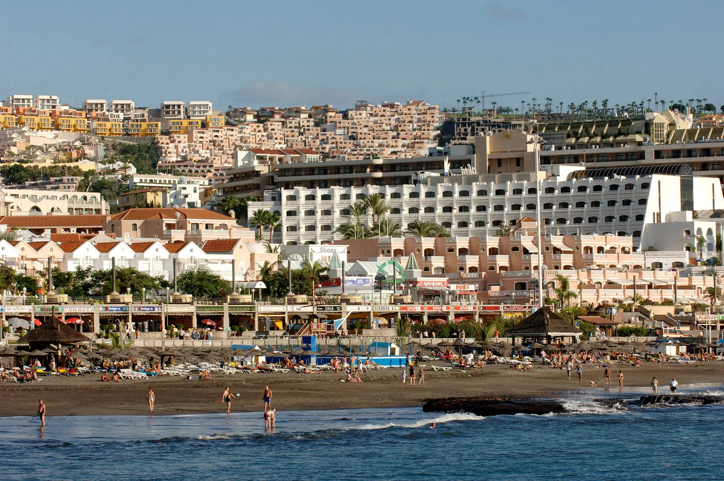 Adeje linn Tenerife edelaosas. Foto on illustratiivne.