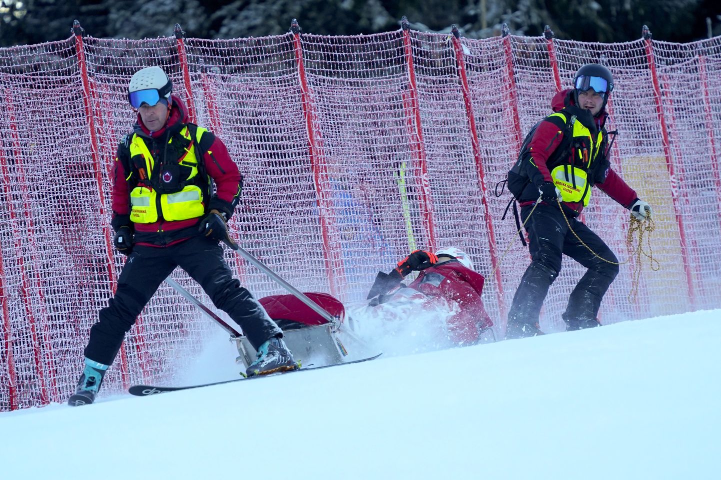 Словацкая горнолыжница Петра Влхова при спуске упала и получила серьезные травмы.