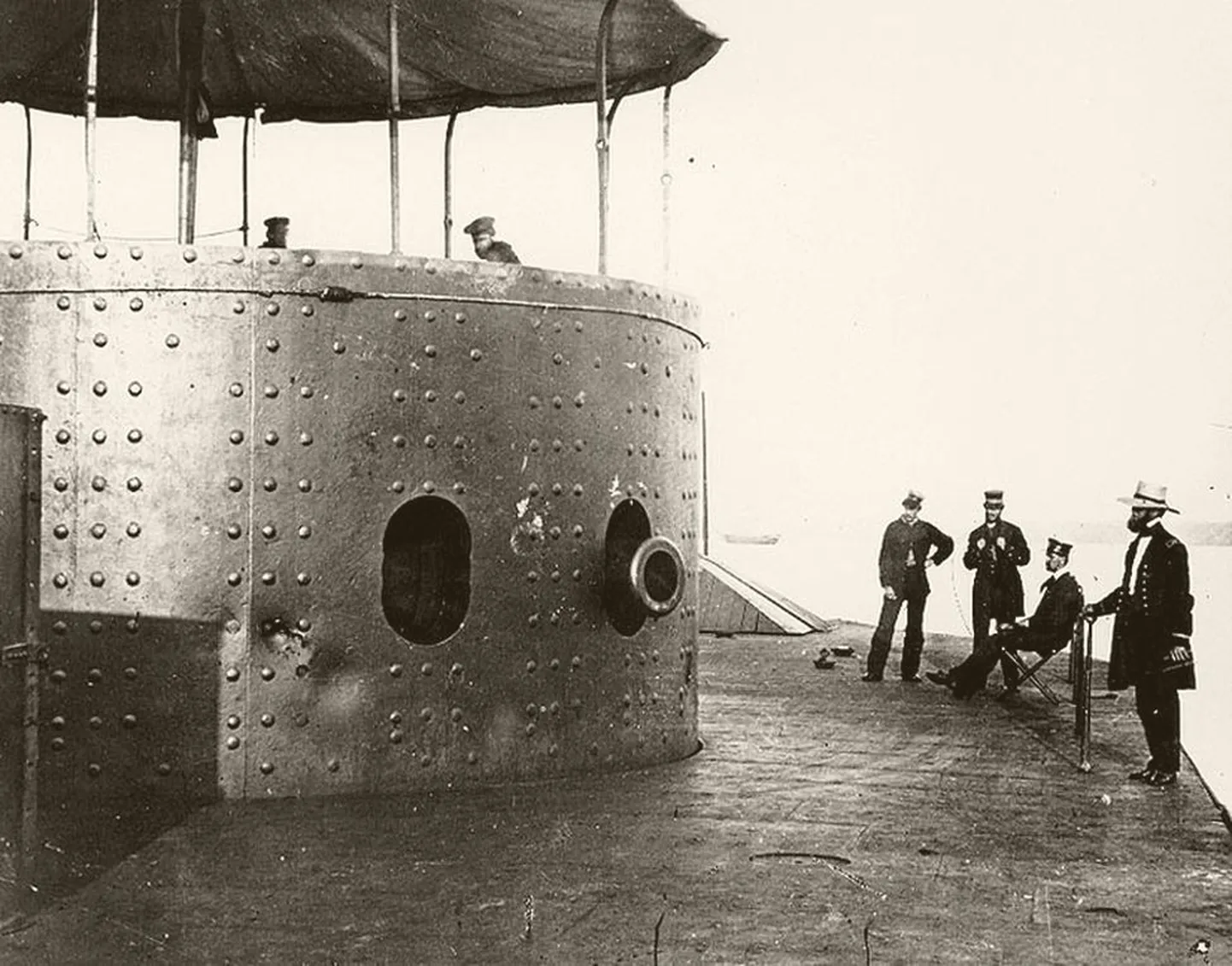 1862 aasta veebruaris vette lastud soomusaev Monitoril oli uudne pöörlev kahuritorn. Laev läks põhja sama aasta viimasel päeval karmides mereoludes.
Foto on laevameeskonna liikmed Monitori suurtükitorni juures, kui laev on Jamesi jõel 1962. aasta juulikuus.