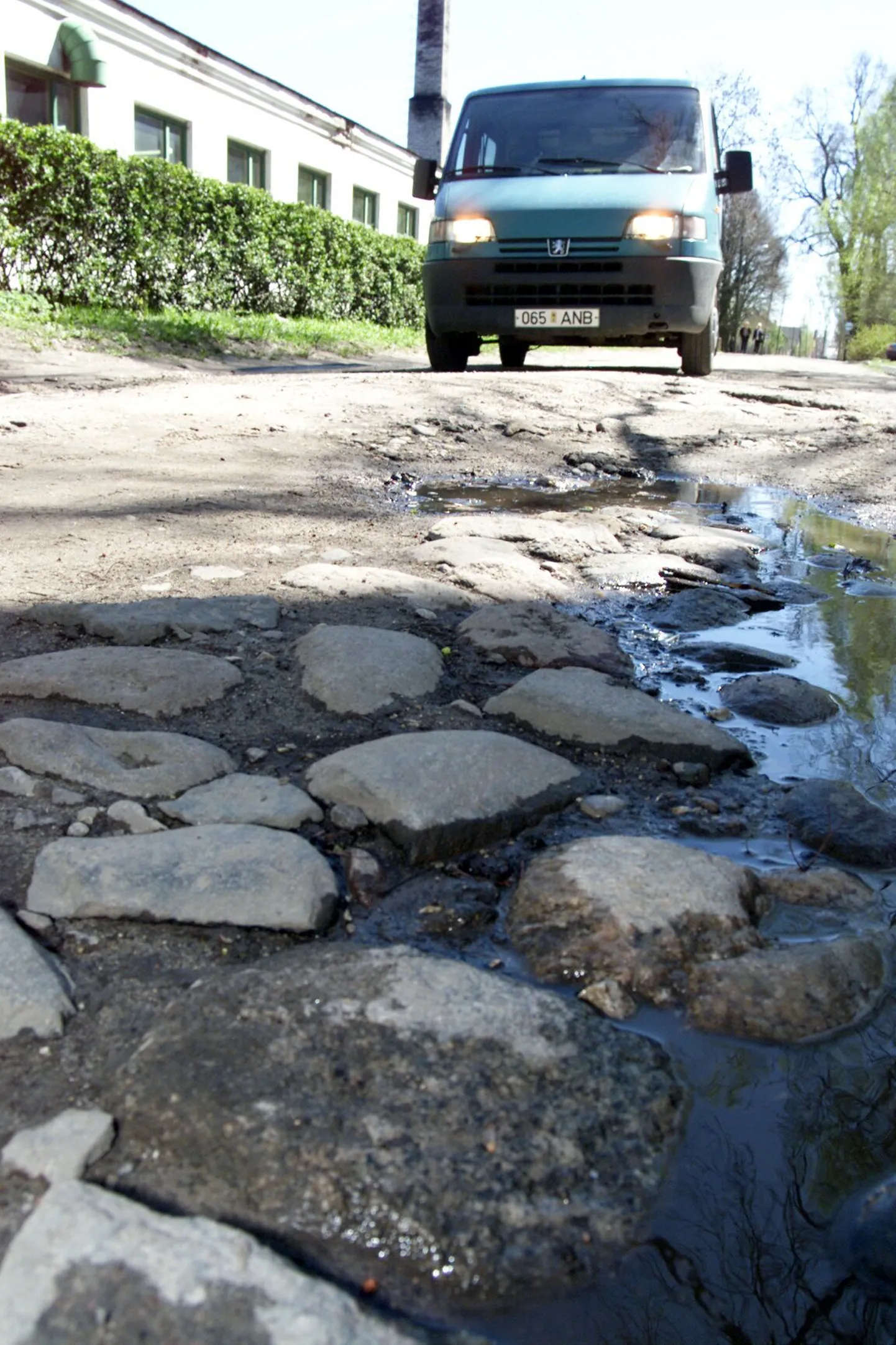Kõik Pärnu linna teed vaadatakse üle. Kevadiste teedeparandustega loodab linn ühele poole saada maiks.