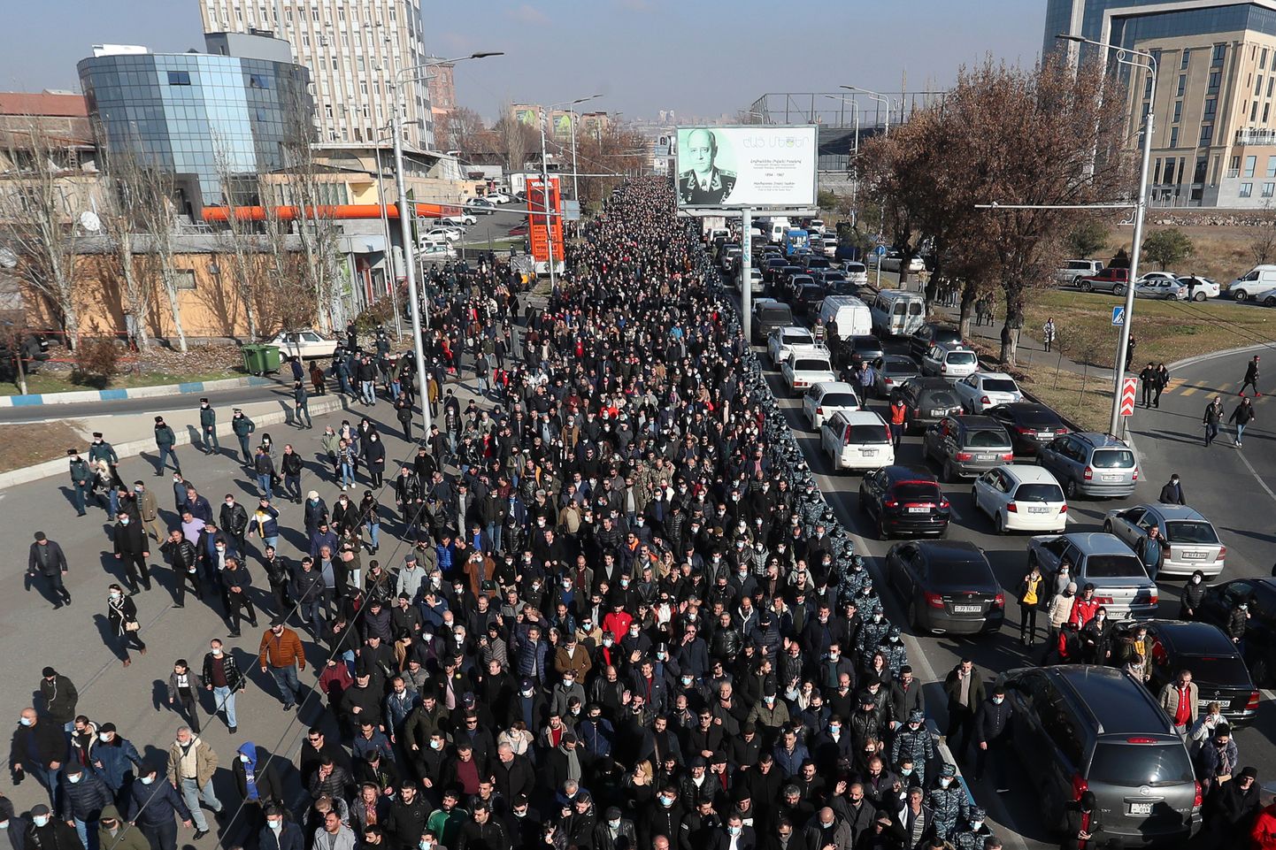 Jerevani tänavatele on kogunenud tuhanded leinajad.
