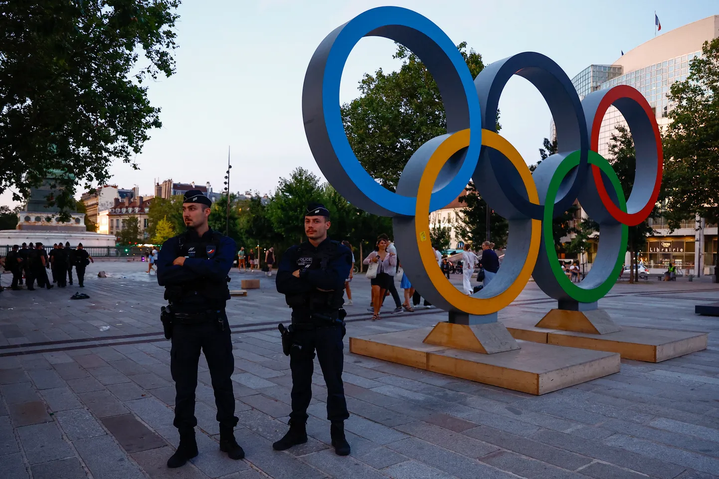 Prantsusmaa Pariisi politsei ja olümpiarõngad Place de la Bastille väljakul