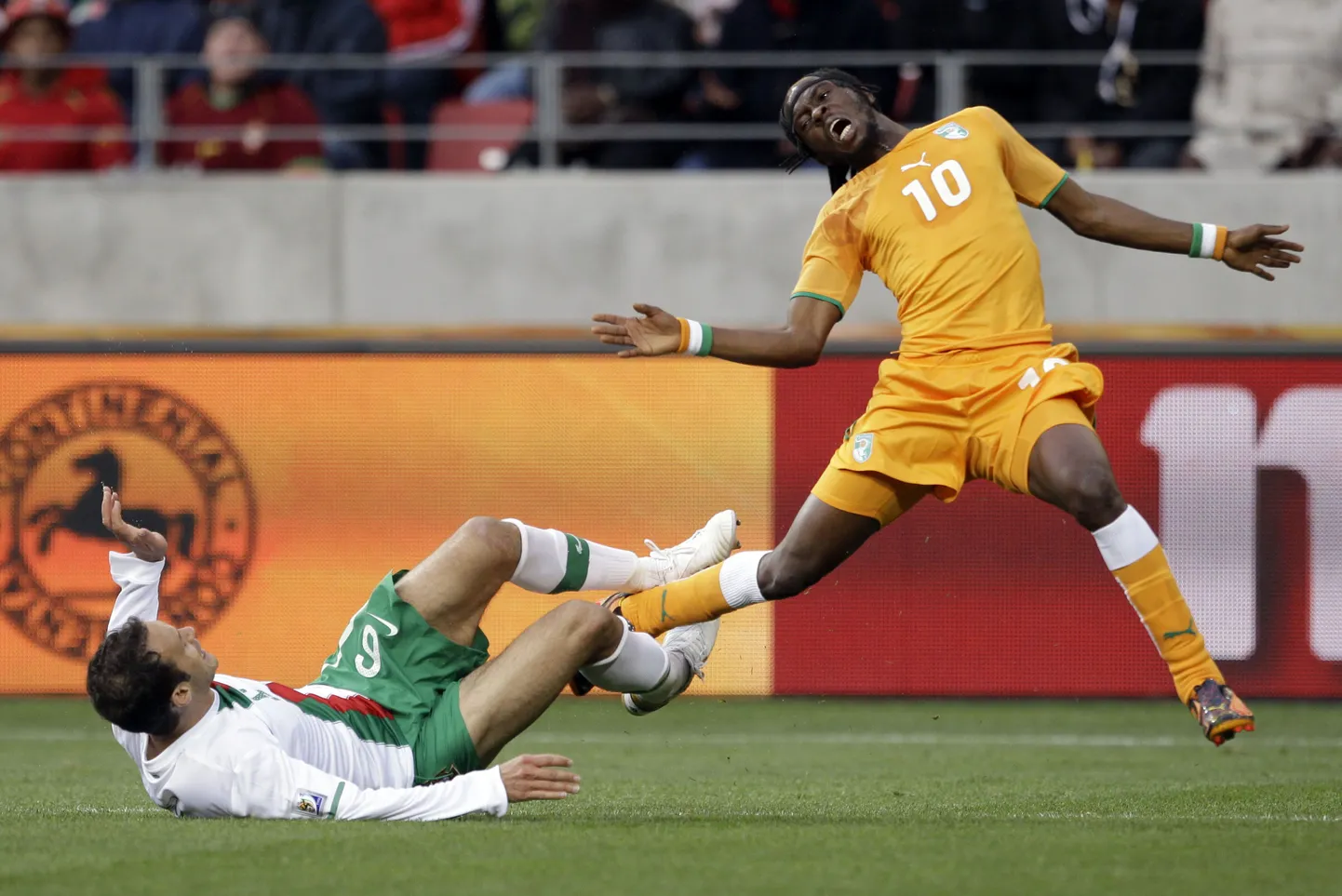 Gervinho (paremal) ja Ricardo Carvalho