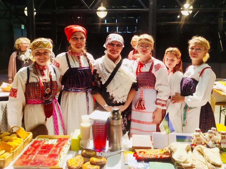 Komi kultuuriselts Hõimupäevadel 2021, vasakul Natalia Ganova