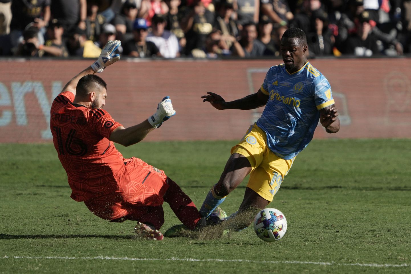Hetk, kui Los Angeles FC väravavaht Maxime Crepeau murdis oma jalaluu.