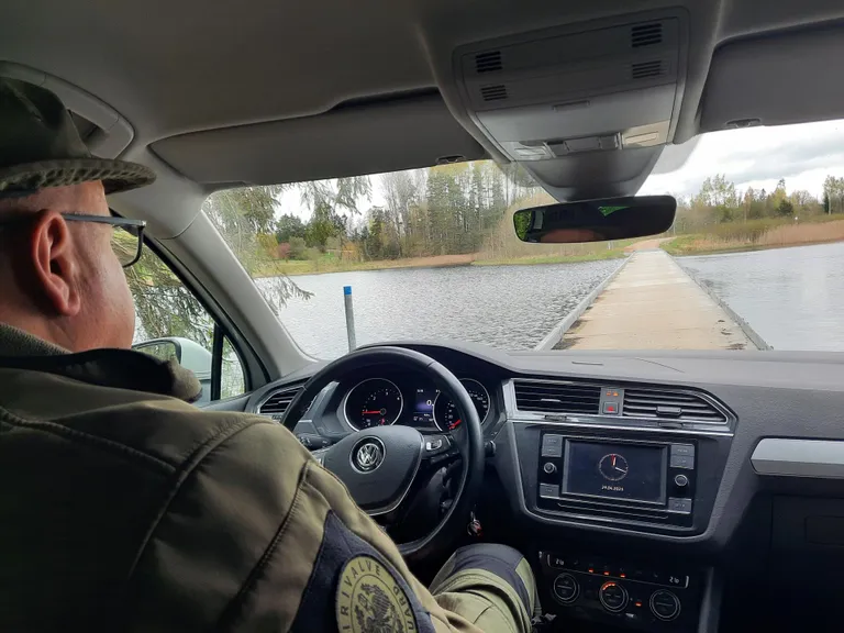 Ветеран пограничной службы Андрес Конго пересекает на своей машине патрульную дорогу, состоящую из бетонных понтонов. Ранее такая возможность была немыслима в его служебной практике.
