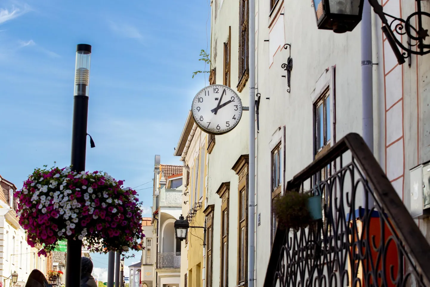 Pärnu Rüütli tänava avalik kell, mis saladuslikul kombel juuni lõpus seisma jäi, hakkas pärast seadistamist taas tööle.