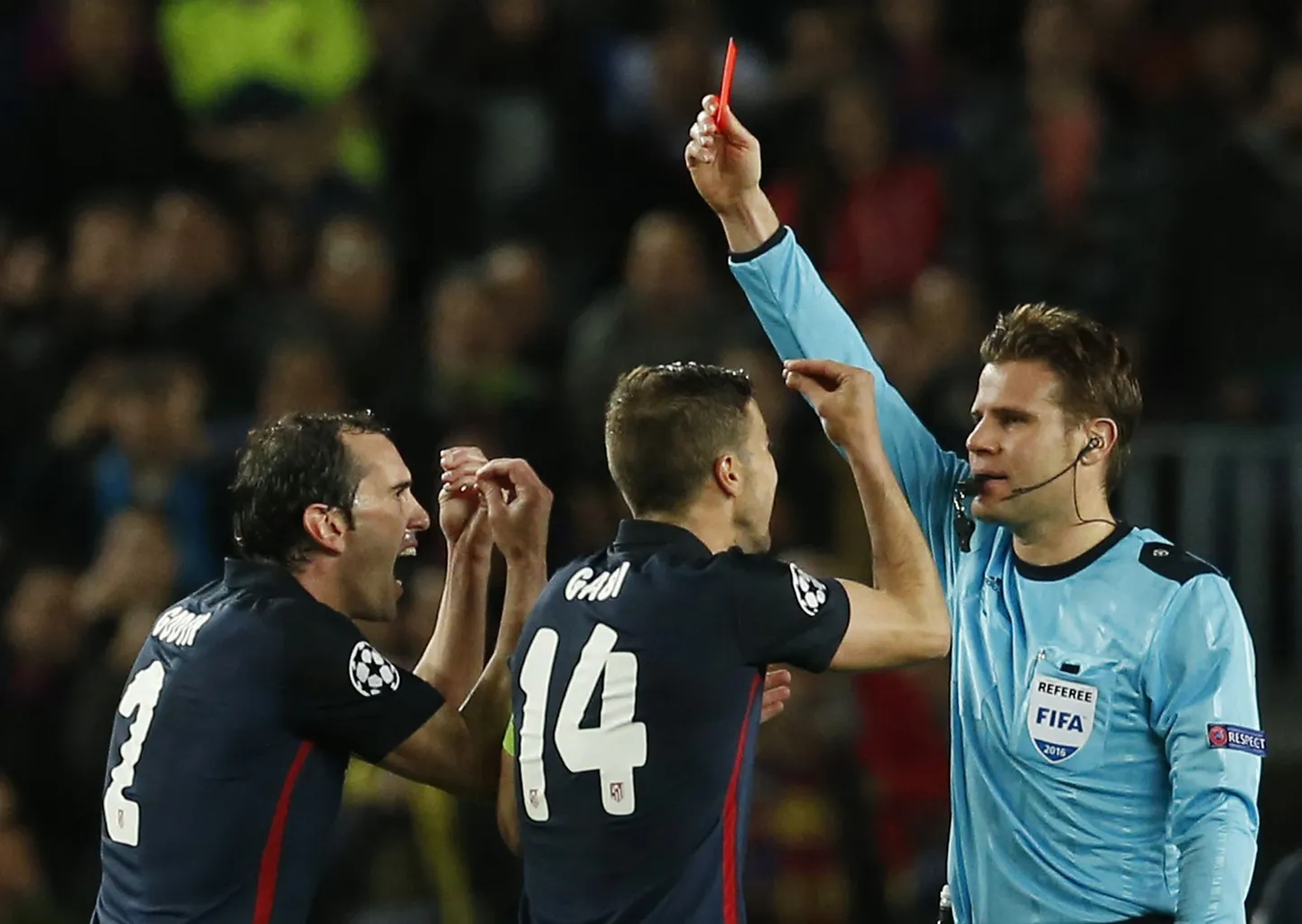 Diego Godin ja Gabi protesteerivad Fernando Torresele näidatud kollase kaardi üle.