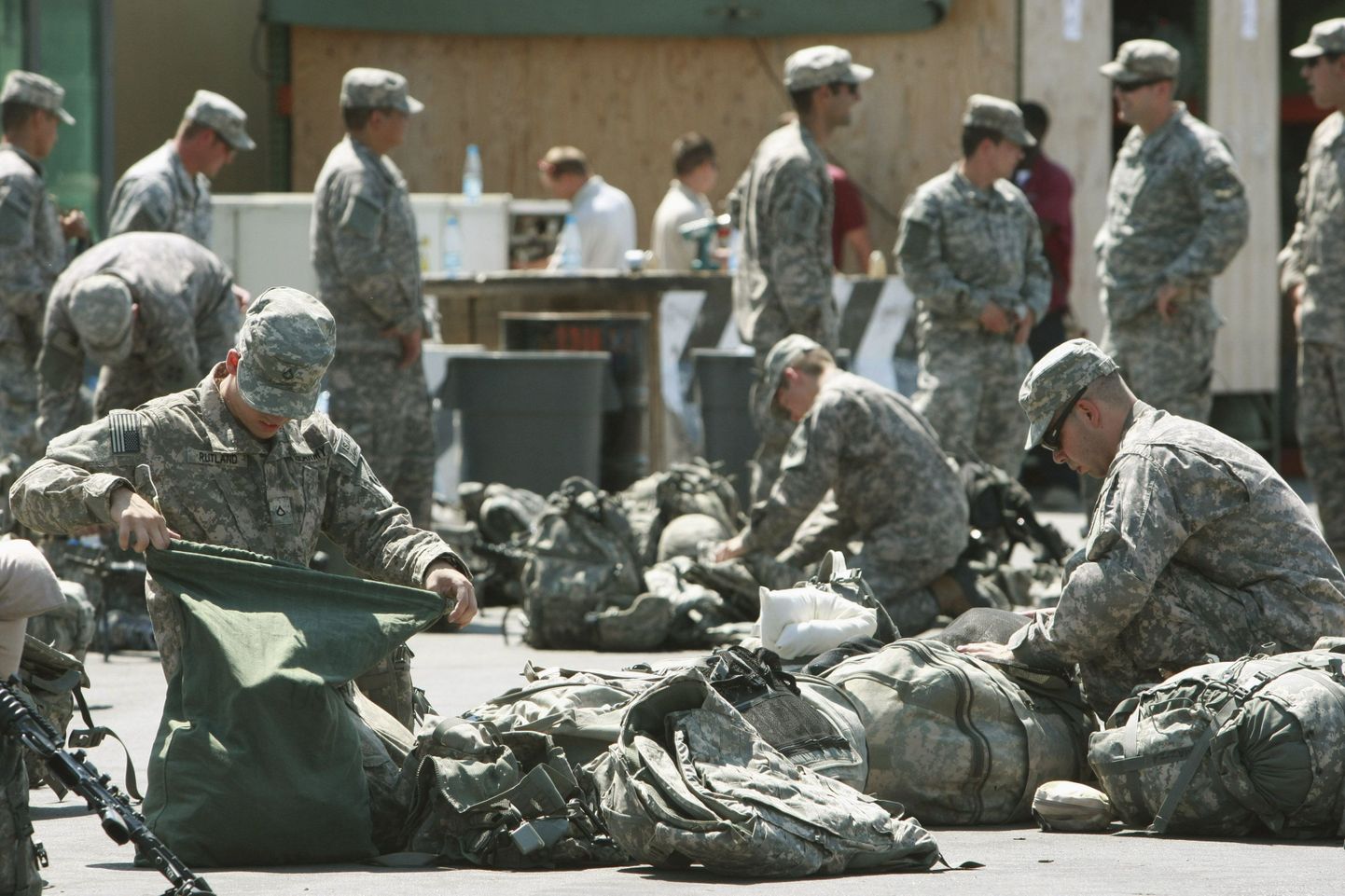 Ameerika sõdurid Kõrgõztani baasis valmistumas minema lennukile, mis toimetab nad Afganistani.