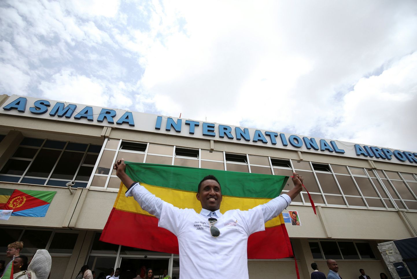 Reisija lehvitab Etioopia lippu pärast saabumist Asmara pealinna Eritreasse. Üle paari dekaadi on see nüüd võimalik.