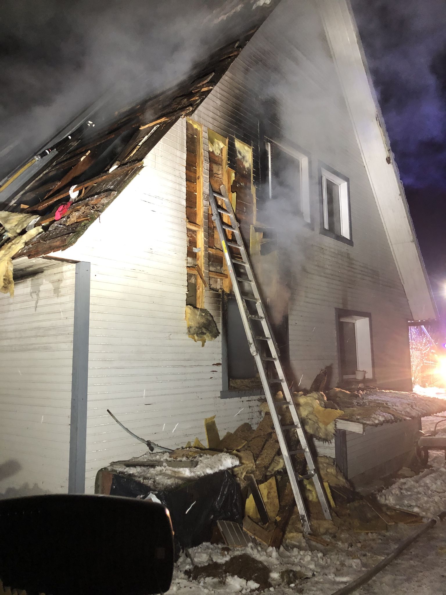 Двое пожилых людей получили ожоги в загоревшемся доме в деревне Кроотузе.