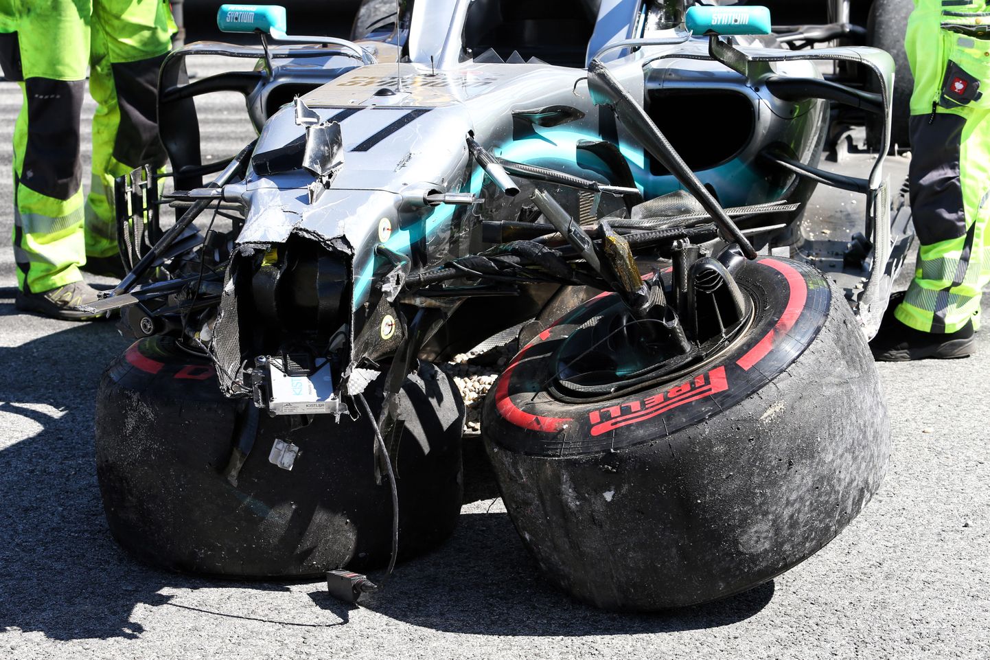 Valtteri Bottase kahjustada saanud Mercedese vormel 1 masin Austria GP teisel vabatreeningul.