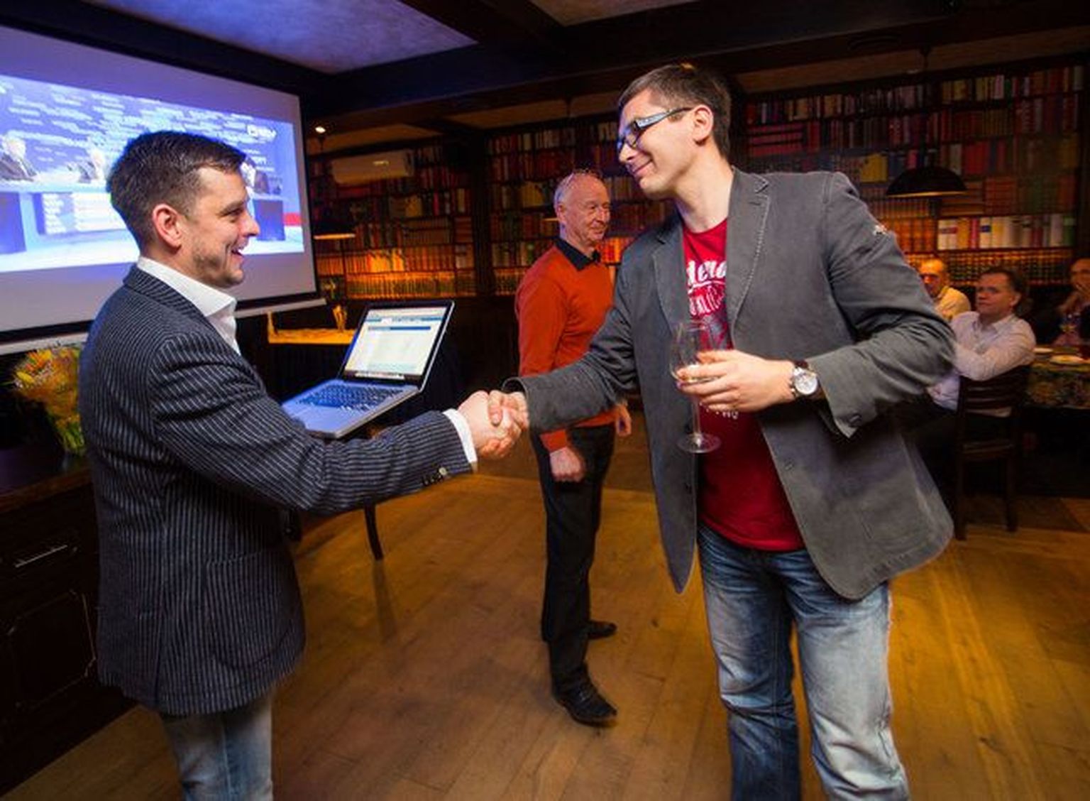 Aleksander Holst ja Marko Torm vahetavad õnnitlusi.