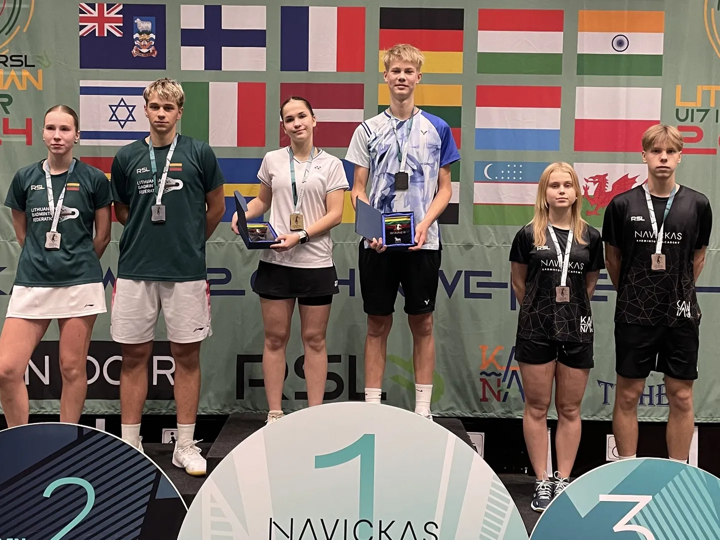 U17 vanuseklassi segapaarismängus võidutsesid Kaunases Triitoni klubi mängijad Romili Vakk ja Karl Mattias Pedai (keskel).