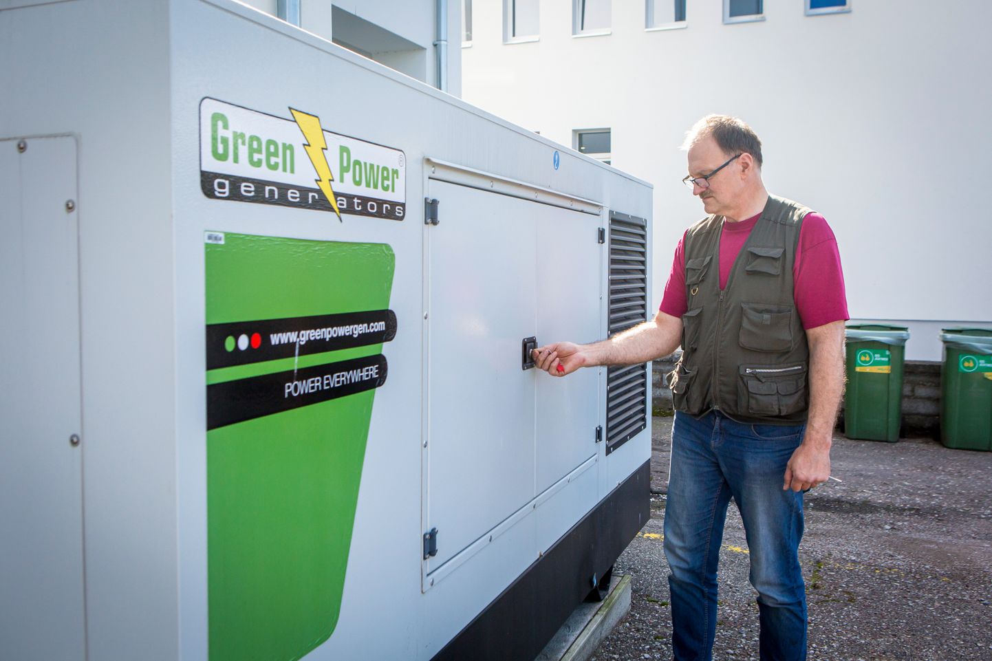 VALMISOLEK: Haigla elektromehaanik Aare Henrikson näitab generaatorit, mille töövõimele võib biokütuse kasutamine halvasti mõjuda.