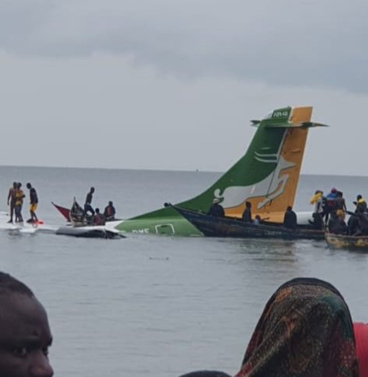 Самолет упал в озеро Виктория
