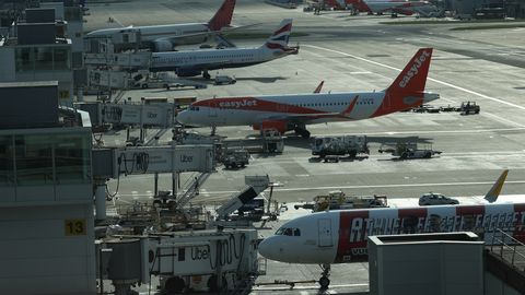 Lielbritānijas dispečeru dienesta tehniskas kļūmes dēļ atcelti daudzi avioreisi