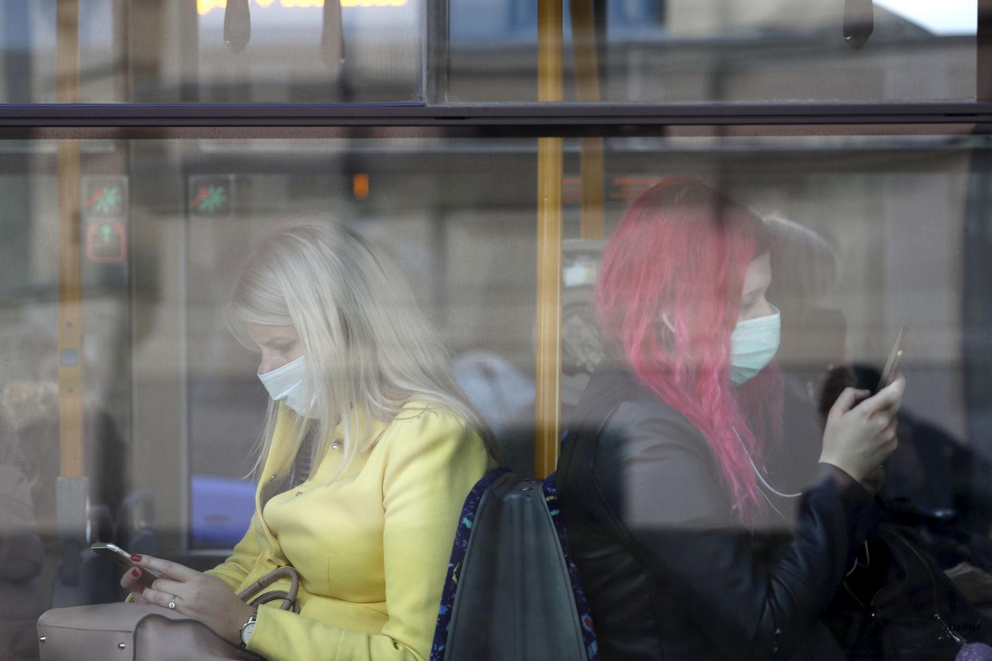 Sümptomiteta inimesega ei taipa teised distantsi hoida, mistõttu on soovitav nakkuse leviku takistamiseks kanda ühistranspordis maski. Pildil maskides reisijad Riia trollibussis 7. oktoobril 2020, mil Lätis muutus ühistranspordis maski kandmine kohustuslikuks.
