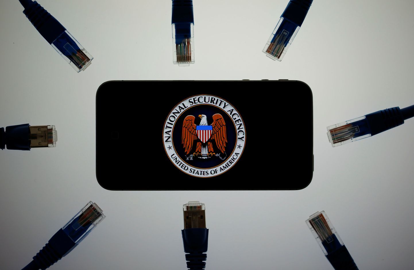 NSA logoga iPhone. Foto on illustratiivne.