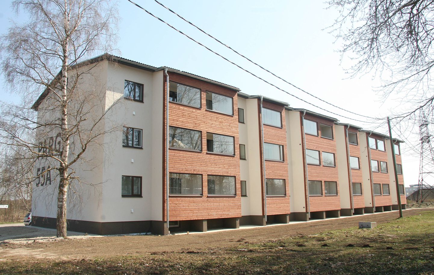 Многоэтажный дом №55а по улице Парги в Йыхви обрел новый облик прошлым летом.