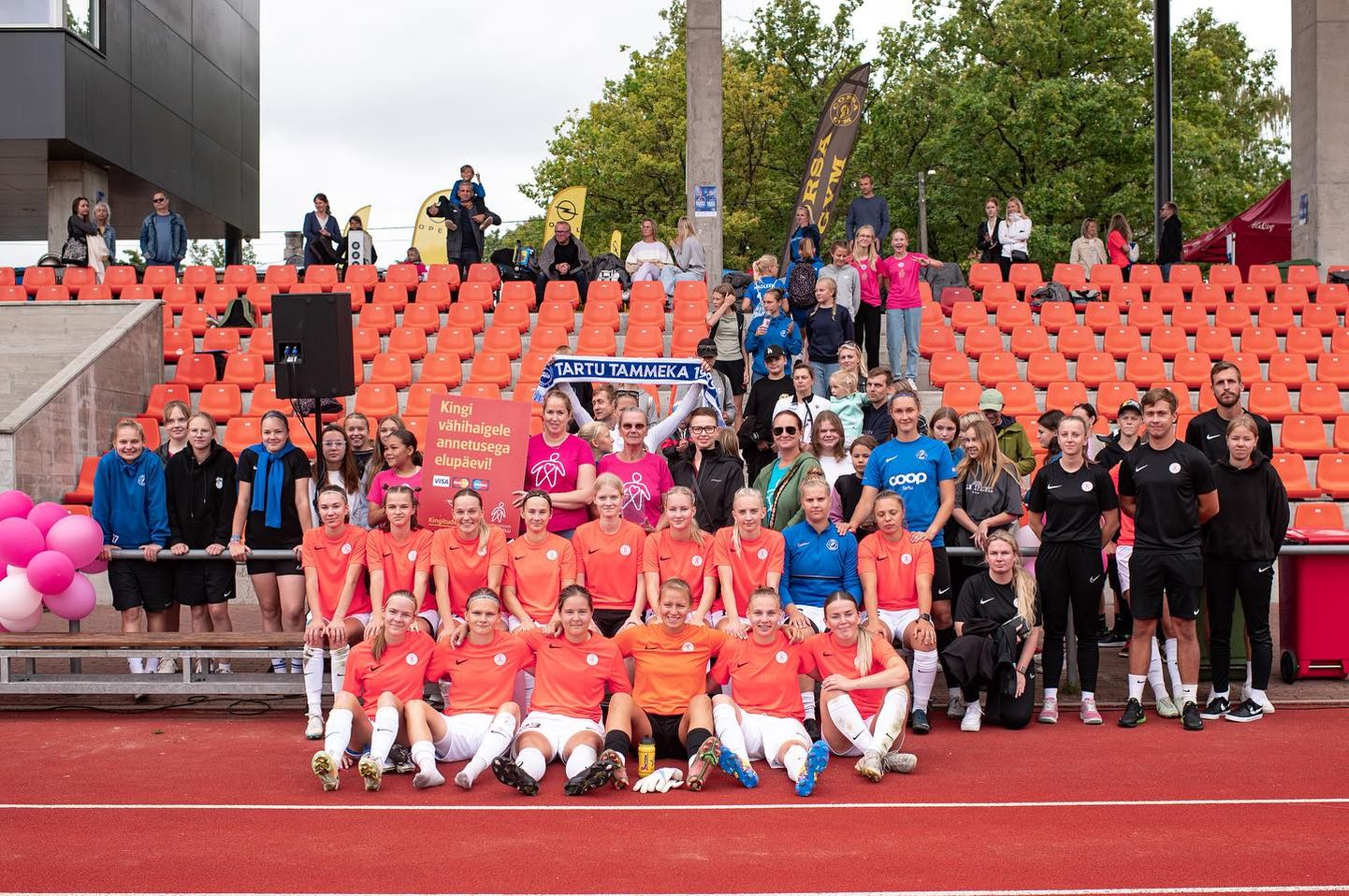 Tammeka naiskond pidi Roosa Jalgpalli avama küll 0:0 viigiga Tabasalu jalpalliklubi vastu, kuid Teele Jõe-Silm (pildil keskel musta jopega) võitis võitluseks kasvajaga mitu tuhat eurot.