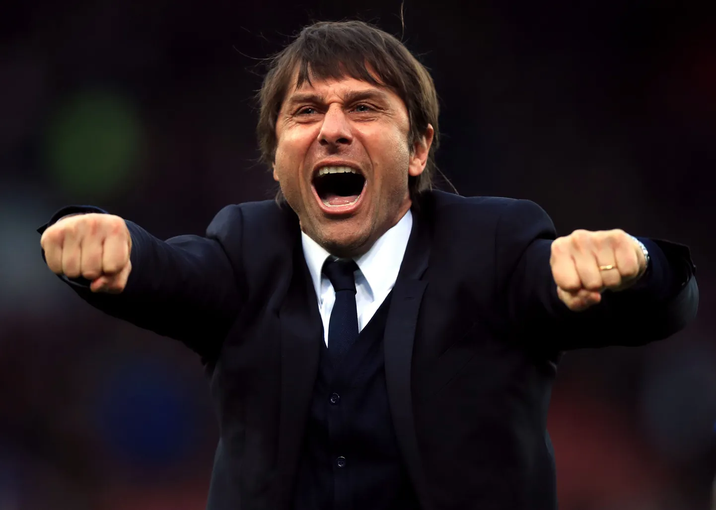 Antonio Conte tähistamas tiitlivõitu Chelsea meeskonna eesotsas.