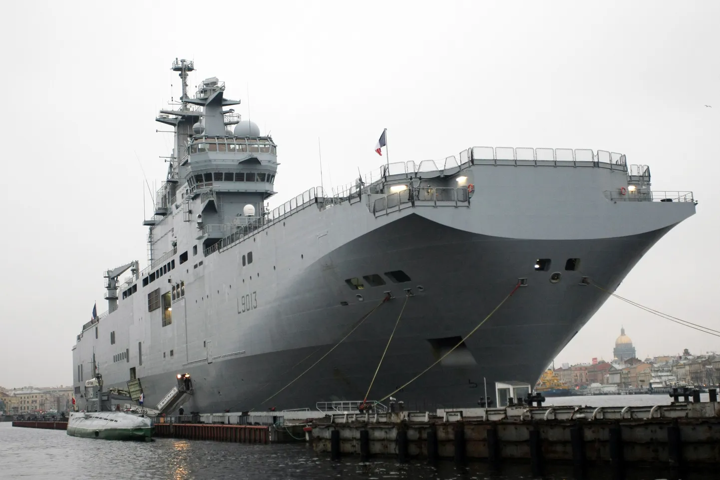 Французский военный корабль Mistral в Петербурге.