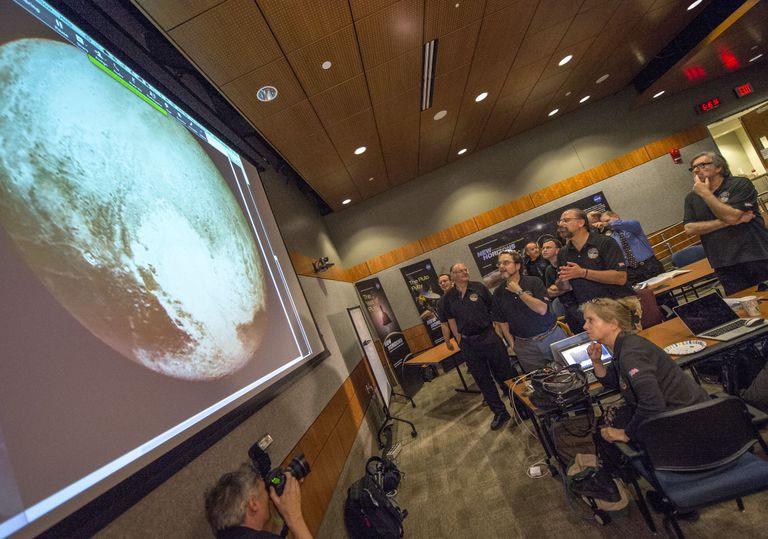 Teadlased uurimas New Horizons's saadetud pilti Pluutost. Foto: AFP/Scanpix