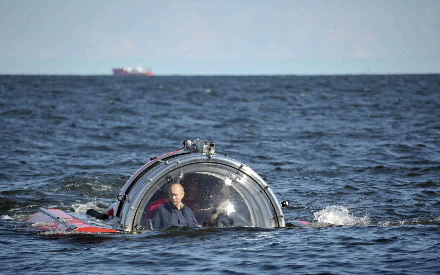 Venemaa president Vladimir Putin Läänemerel pisiallveelaevaga sõitmas.
