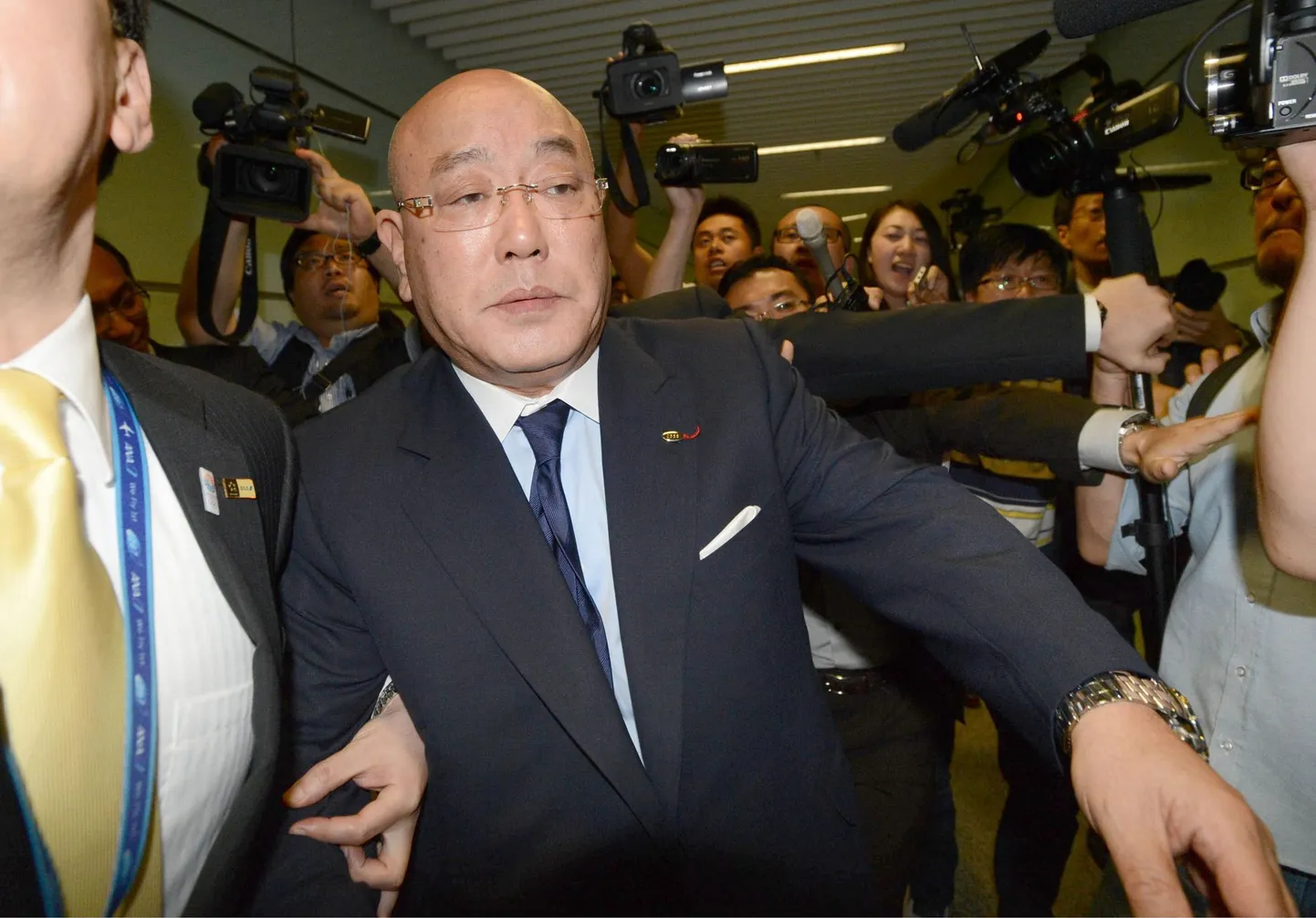 Jaapani välisministri nõunik Isao Iijima piirati Pyongyangist Pekingisse jõudes ajakirjanike poolt ümber.