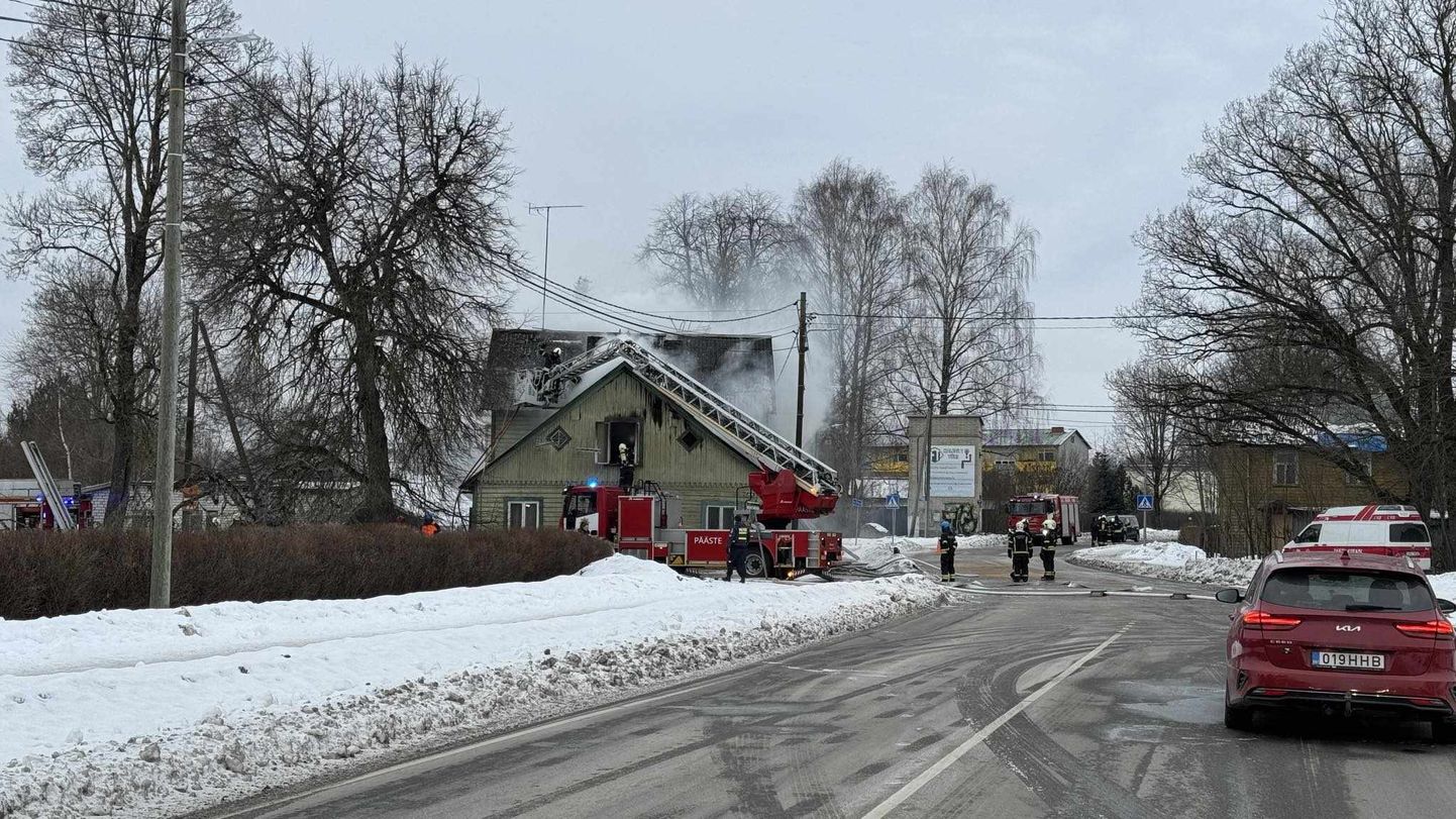 Järelkustutustööd kestsid Türil Tallinna 21 majas veel tunde pärast tulekahju lokaliseerimist.
