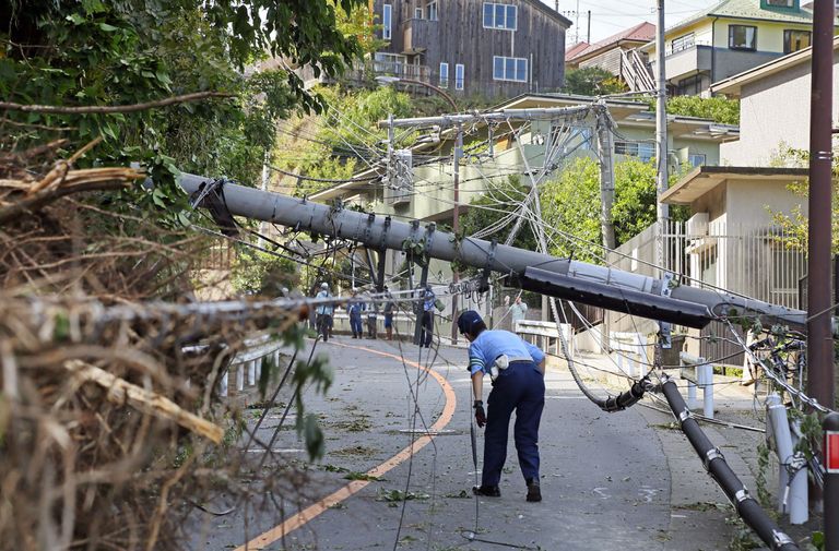 Orkaan Faxai tegi lisaks Tokyole hävitustööd ka selle lähedastel aladel. Pildil pikali kukkunud elektripost Kanagawa perefektuuris Kamakuras
