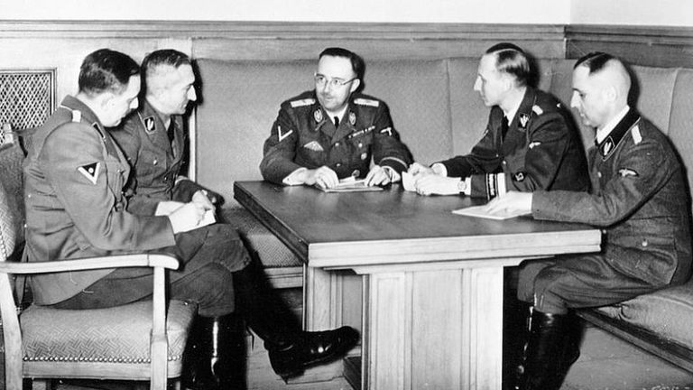Хубер (крайний слева) на совещании с другими генералами СС (слева направо): Артуром Небе, Генрихом Гиммлером, Рейнхардом Гейдрихом и Генрихом Мюллером. Фото 1939 года.