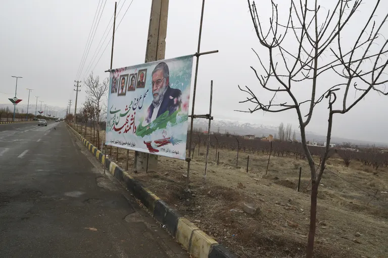 Fahrikadezhi meenutab režiim austavate plakatitega, nagu neil kombeks.