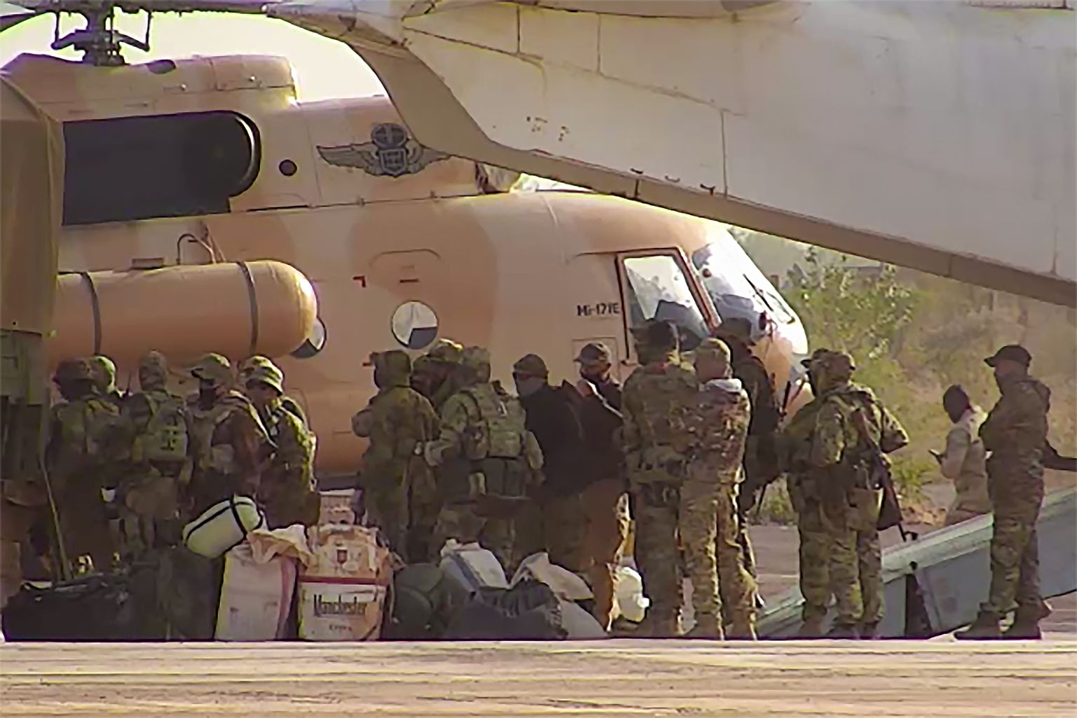 Prantsusmaa sõjaväe avaldatud dateerimata foto kujutab Vene palgasõdureid astumas helikopterisse Põhja-Malis.