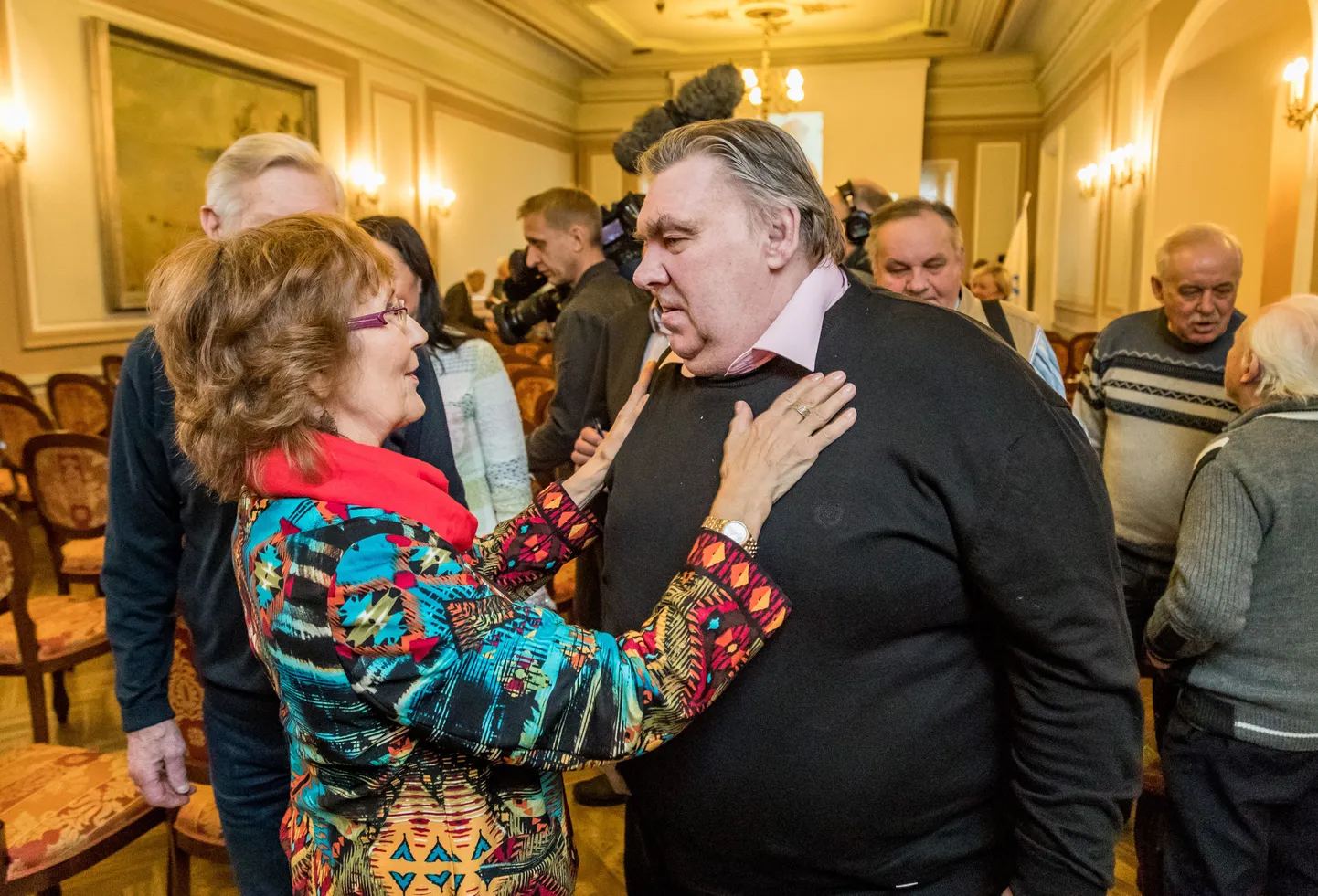 Aavo Pikkuus vestlemas Reet Linnaga.