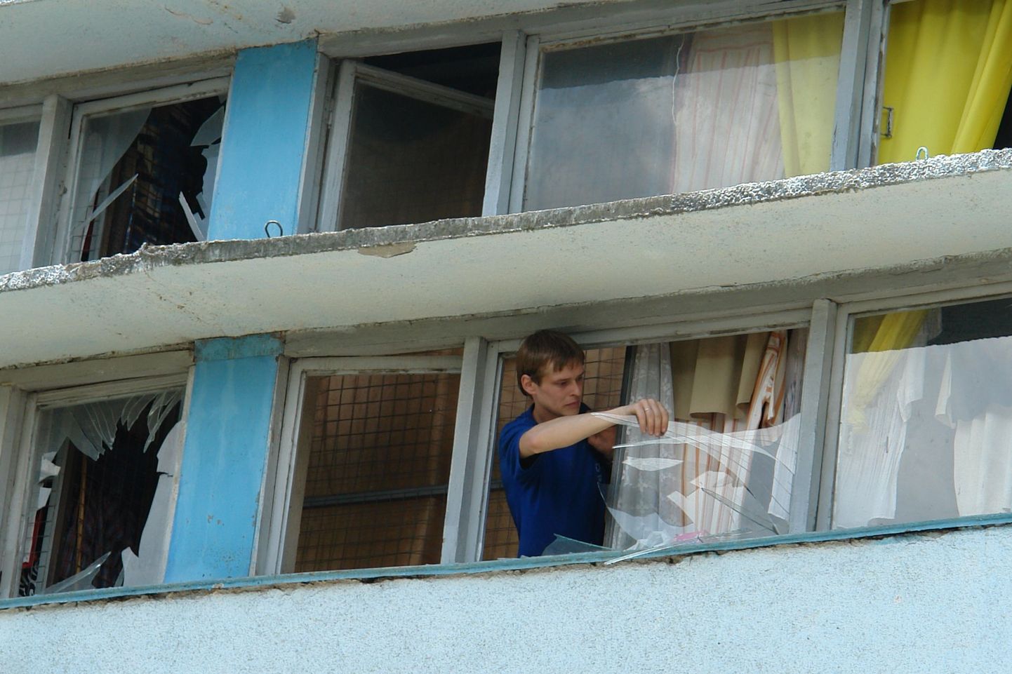 Plahvatuse tagajärjel purunenud aknad Abhaasia pealinnas.