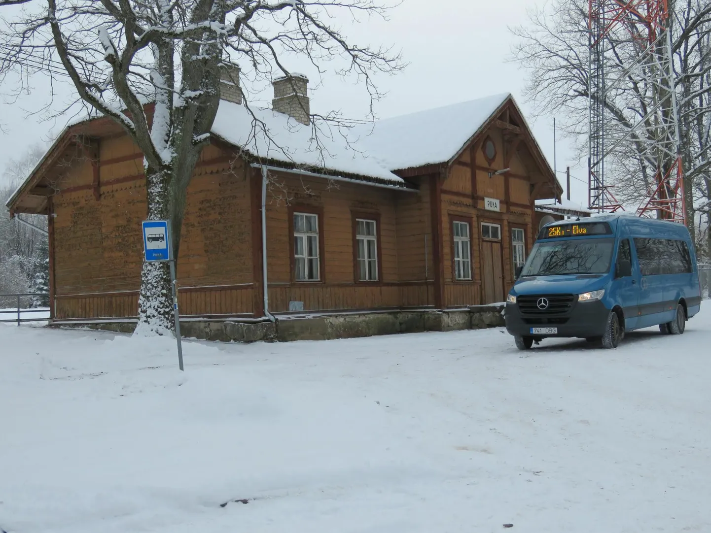 Puka raudteejaama hoone juures asuv bussipeatus