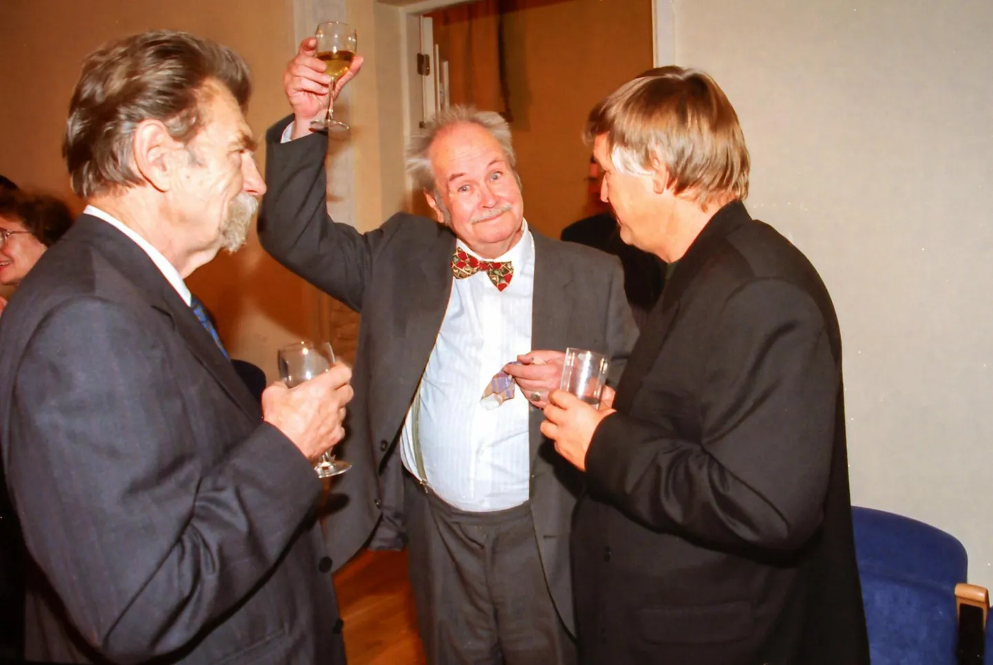 Siiralt rõõmus Andres Vanapa (pildil keskel) ühel varasemal ajal. Vasakul Heino Kiik, paremal Toomas Vint.

 