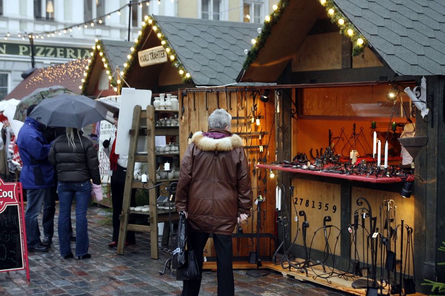 Traditsiooniline jõuluturg Tallinnas Raekoja platsil.