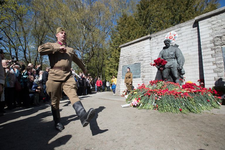 Переехав на кладбище, Бронзовый солдат стал чаще видеть людей в похожей форме.  Май 2019.