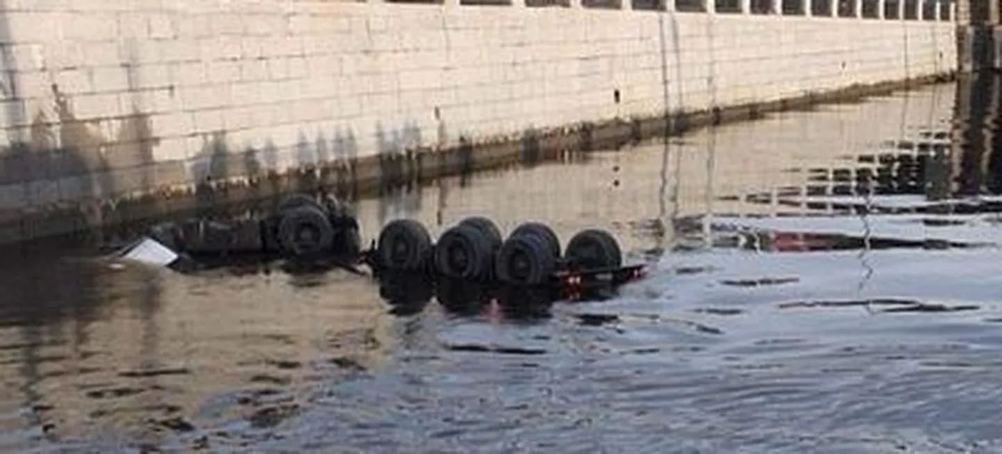 Грузовик в Обводном канале.
