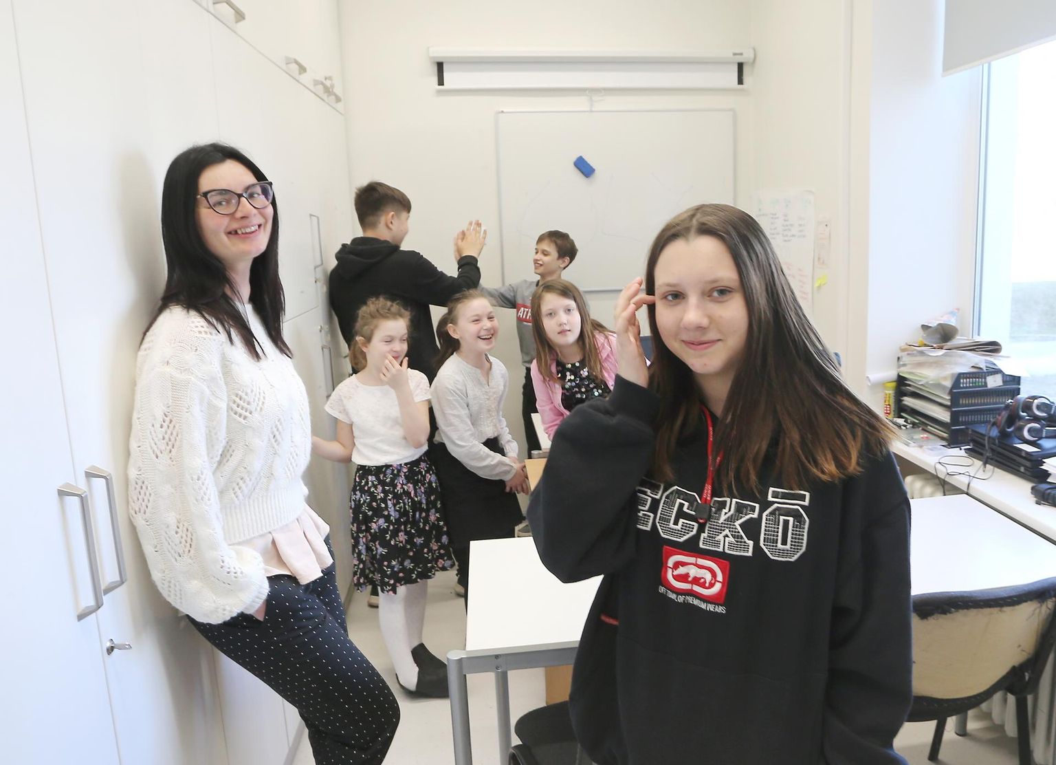 Ukraina lapsi on Forseliuse koolis nüüdseks kaheksa. Pildile jäid neist eile Violeta (esiplaanil), Vika, Dana ja Anna ning Kolja ja Mõkola. Vasemal nõjatub seinale nende Harkivist pärit õpetaja Julia Posošenko, kes oli kodumaal keeleõpetaja.