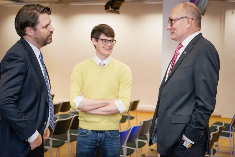 Nurkse instituudi professor Robert Krimmer (vasakul), Keegan McBride ja Jaak Aaviksoo 2018. aasta detsembris lõbusalt juttu ajamas.