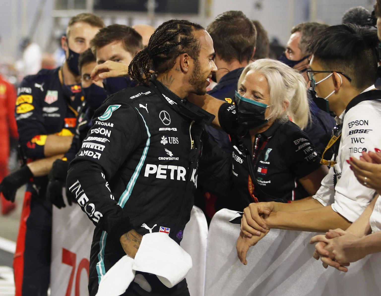 Lewis Hamilton juubeldamas koos Mercedese meeskonna mehaanikutega ja abipersonaliga.