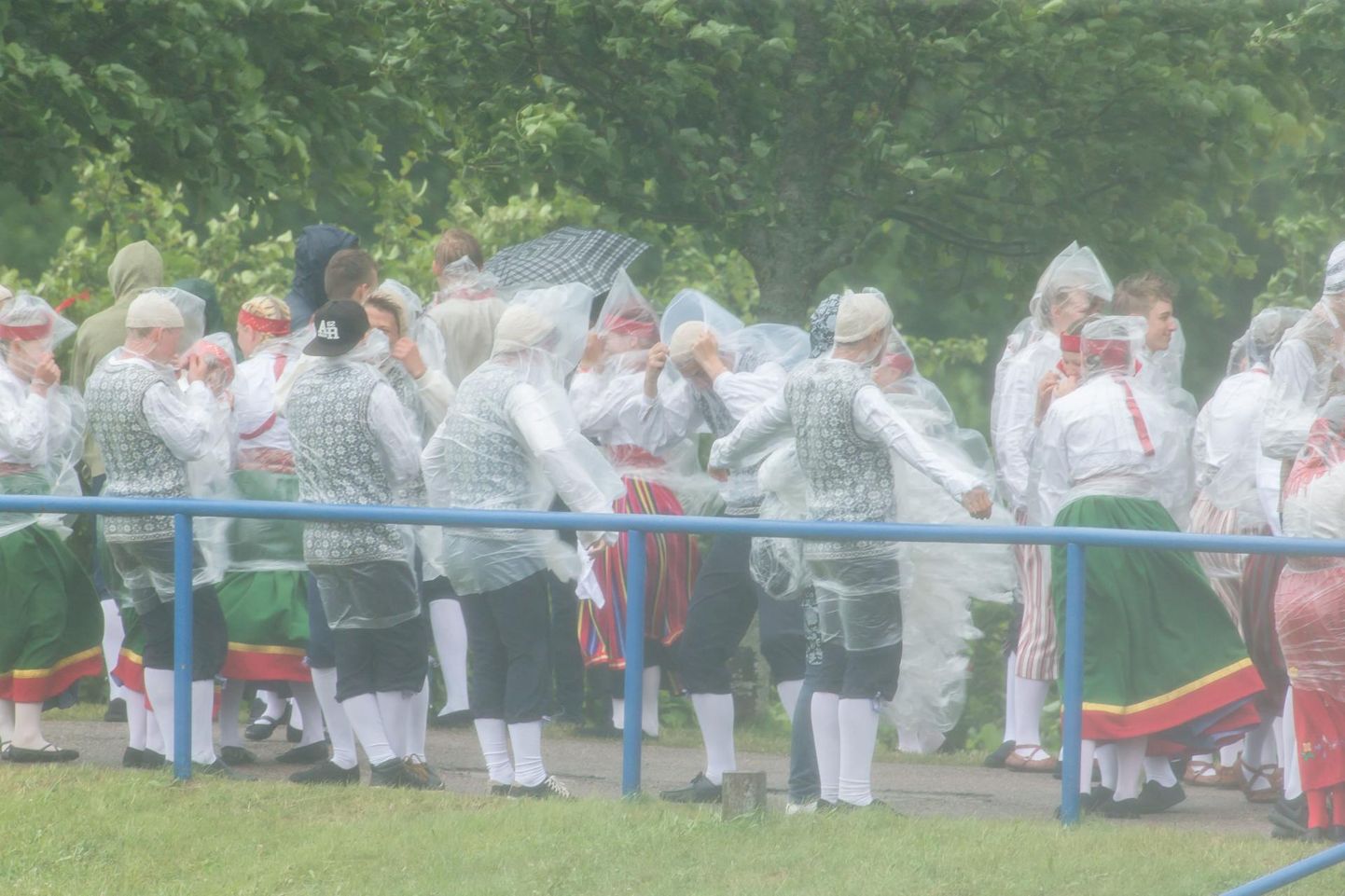 Pilt on illustreeriv. Suurel peol tuleb tantsijatel ja lauljatel trotsida nii vihma kui kõrvetavat päikest.