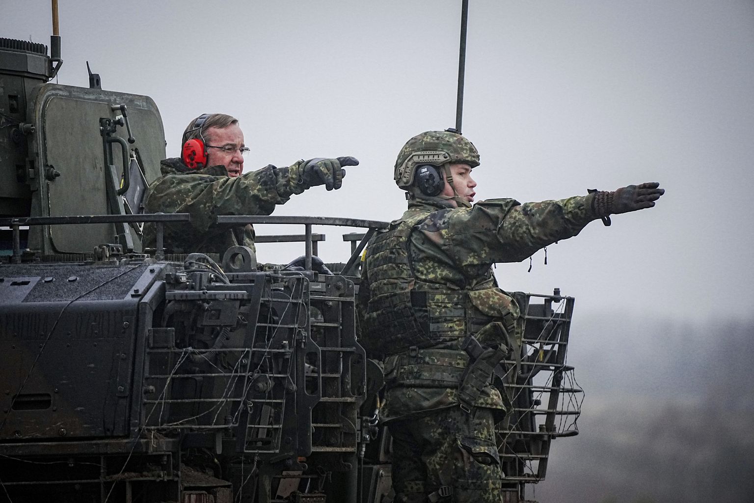 Saksa kaitseminister Boris Pistorius (vasakul) jalaväe lahingumasinas.
