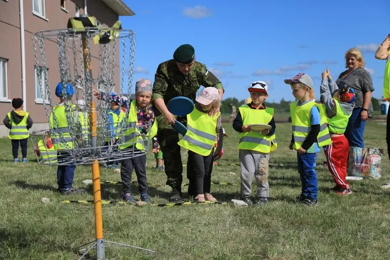 Tapa sõjaväelinnakus said kõik huvlised ringi vaadata.