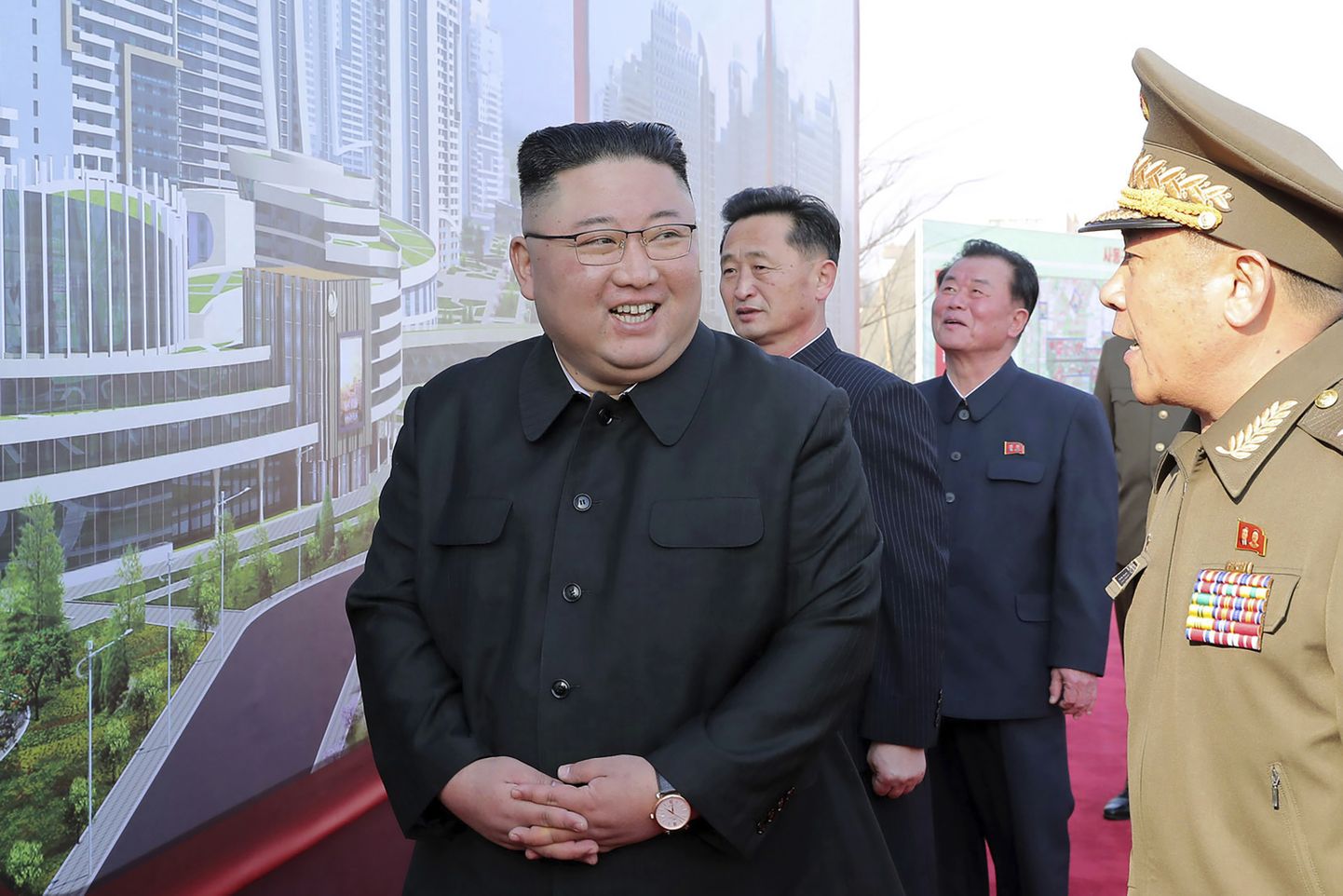 Kim Jong-un Pyongyangis elamuehitusprojekti üle vaatamas.
