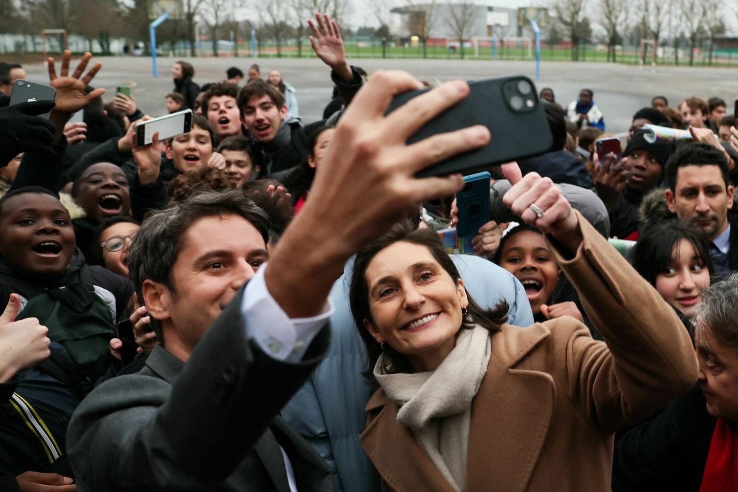Macroni uue valitsuse peaminister Gabriel Attal ning haridus- ja spordiminister Amélie Oudéa-Castéra, kes peavad hakkama reforme ellu viima, kohtusid eelmisel nädalal Pariisi Saint-Exupery keskkooli õpilastega.